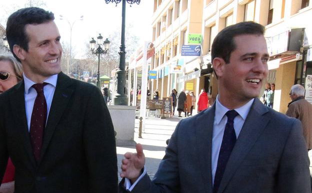 Pablo Casado (izquierda), con el candidato a la Alcaldía, Pablo Pérez, en una reciente visita a Segovia. 