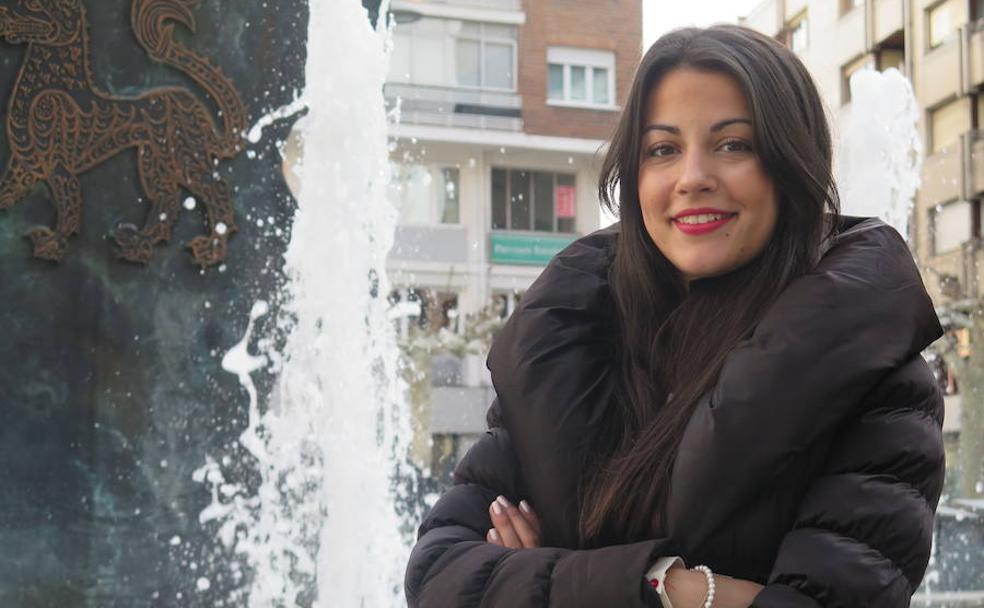 Selene de la Fuente posa en la plaza de las Cortes Leonesas. 