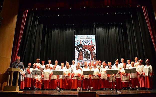 Invitado. El pregonero del Carnaval, José Pinto, también se subió al escenario del Teatro Nuevo junto a la murga. 