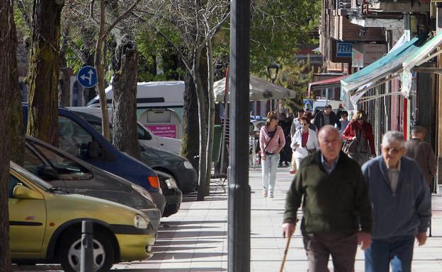 Calle Obispo Quesada, en la capital segoviana, donde este miércoles se ha producido un accidente entre un autobús y un turismo. 