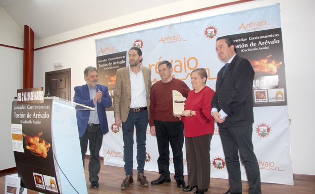 María José Martín recibe la estatuilla del Tostón en la presentación de las jornadas. 