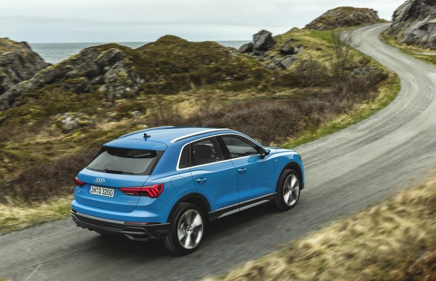 El nuevo Audi Q3 representa un cambio radical frente al modelo anterior. Es de mayor tamaño y se caracteriza por un diseño más deportivo con detalles como la nueva parrilla delantera octogonal. Se comercializa desde 35.880 euros.