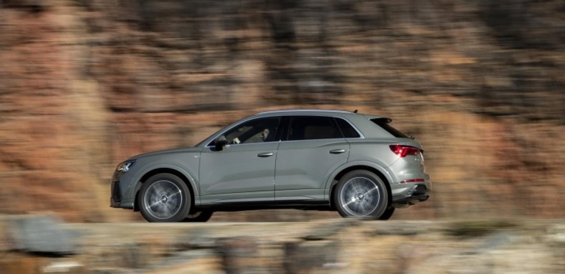 El nuevo Audi Q3 representa un cambio radical frente al modelo anterior. Es de mayor tamaño y se caracteriza por un diseño más deportivo con detalles como la nueva parrilla delantera octogonal. Se comercializa desde 35.880 euros.