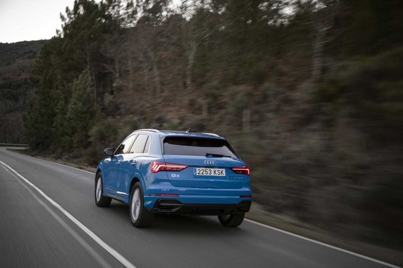 El nuevo Audi Q3 representa un cambio radical frente al modelo anterior. Es de mayor tamaño y se caracteriza por un diseño más deportivo con detalles como la nueva parrilla delantera octogonal. Se comercializa desde 35.880 euros.