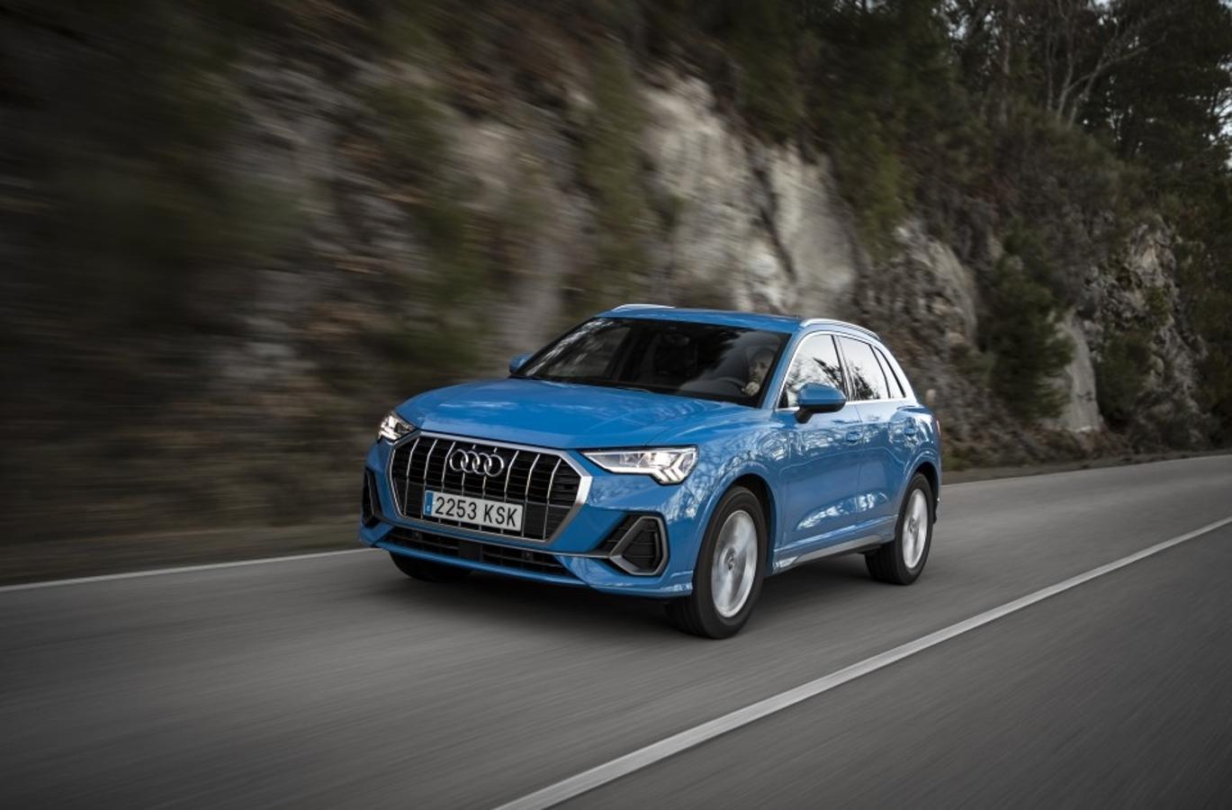 El nuevo Audi Q3 representa un cambio radical frente al modelo anterior. Es de mayor tamaño y se caracteriza por un diseño más deportivo con detalles como la nueva parrilla delantera octogonal. Se comercializa desde 35.880 euros.