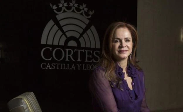 Silvia Clemente posa para una entrevista en el vestíbulo de las Cortes de Castilla y León.
