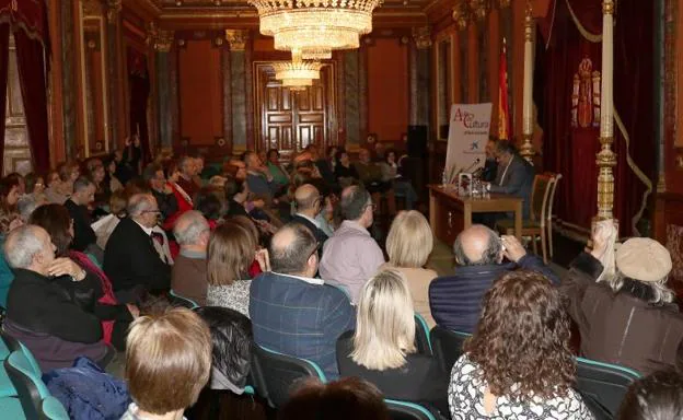 Público asistente a la presentación de la novela de Juan Manuel de Prada en el Aula de Cutura. 