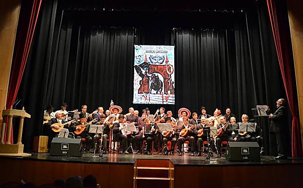 Aspecto general del escenario en el transcurso de la actuación de la Rondalla III Columnas. 