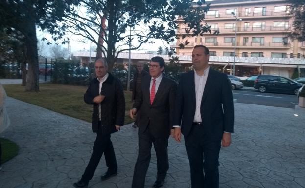 Javier Iglesias, presidente del PP en Salamanca y de la Diputación, Alfonso Fernández Mañueco y David Mingo, candidato a la alcaldía de Santa Marta. 