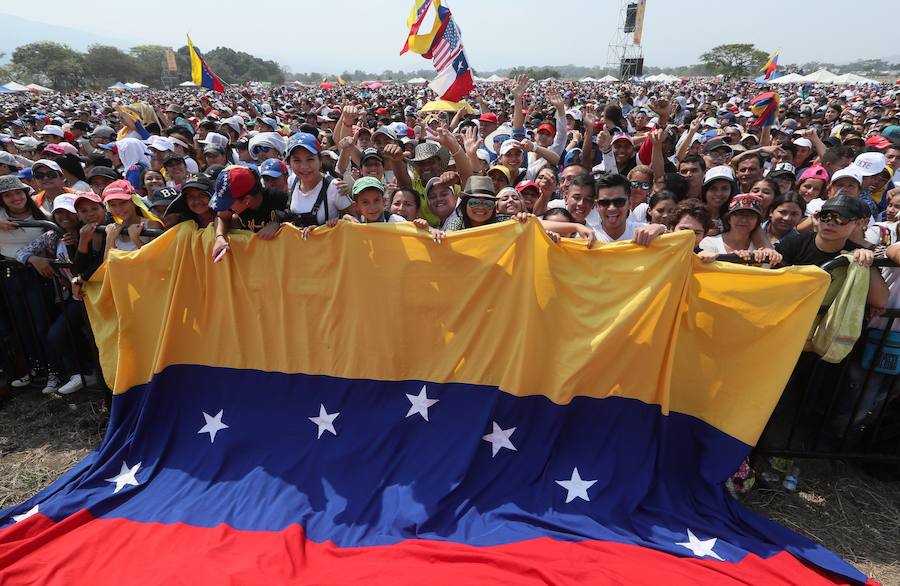 Miles de personas se reúnen en Cútcuta (Colombia), para el multitudinario concierto a favor del envío de ayuda humanitaria a Venezuela.
