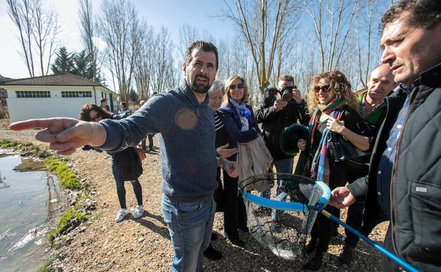 El secretario general del PSOE y candidato a la Presidencia de la Junta, Luis Tudanca, visita Melgar de Fernamental.