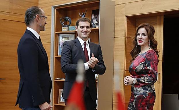 Luis Fuentes y Albert Rivera, con Silvia Clemente en una imagen de 2015. 