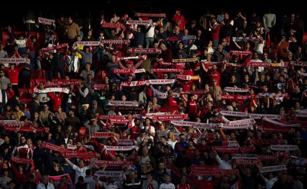 La afición del Sánchez Pizjuán, durante el partido ante el Lazio. 