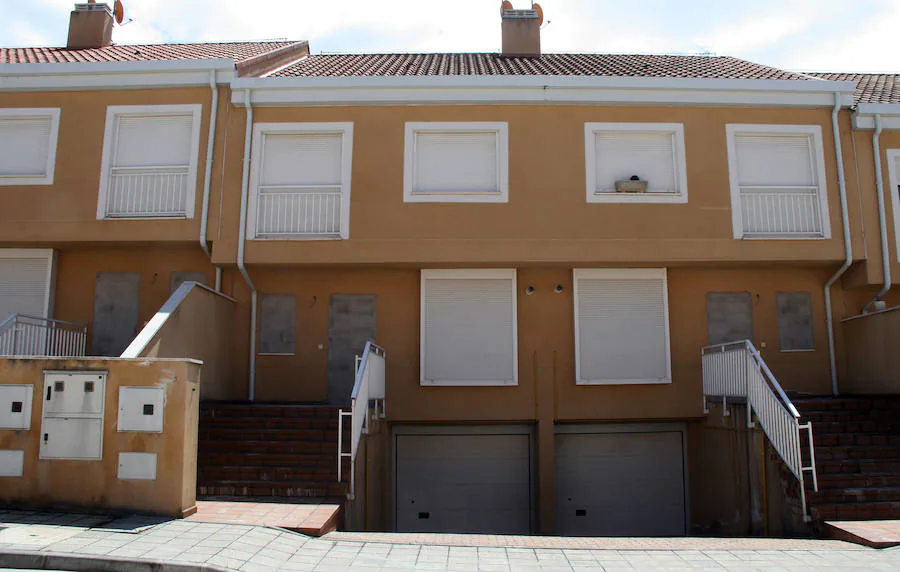 Puertas y ventanas tapiadas en algunas viviendas de la urbanización.