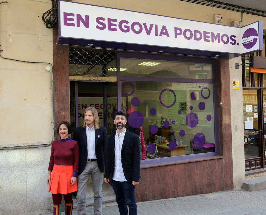 Pablo Fernández, flanqueado por Amada Peñalosa y Guillermo San Juan en la nueva sede de Podemos.
