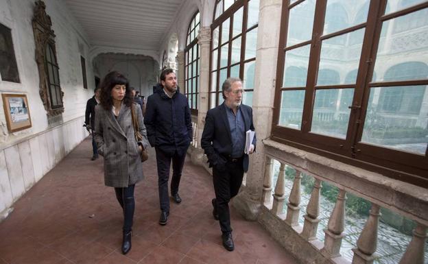 Ana Redondo, Óscar Puente y Manuel Saravia recorren el claustro del convento.