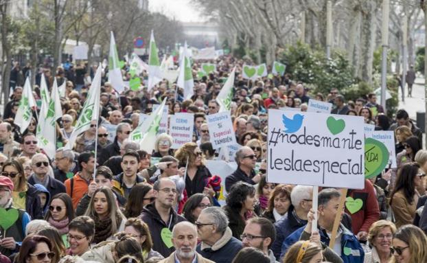 Más de 5.000 personas se manifiestan en Valladolid para exigir la defensa de los centros de Educación Especial