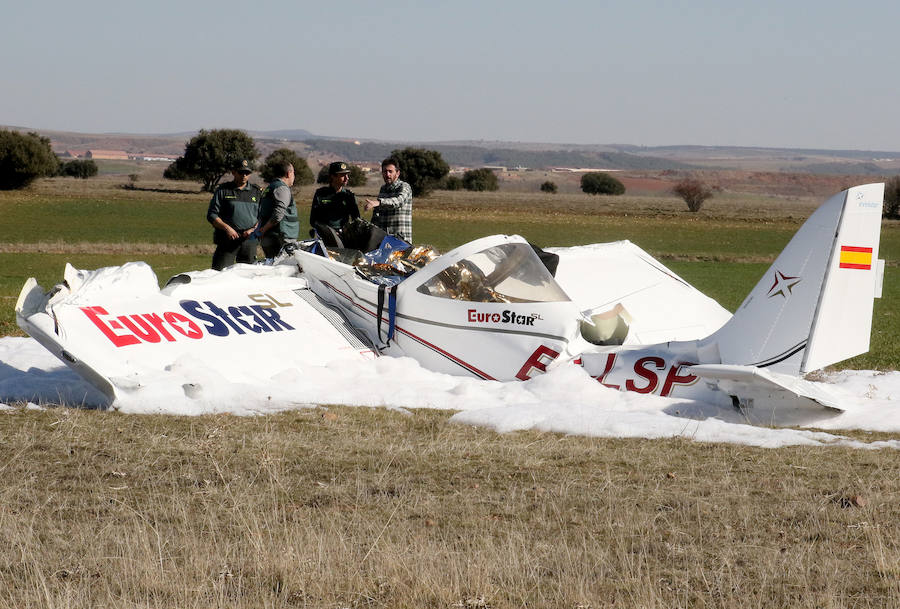 Fotos: Dos fallecidos al estrellarse una avioneta en Corrral de Ayllón