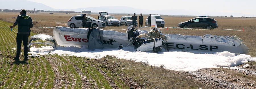 Fotos: Dos fallecidos al estrellarse una avioneta en Corrral de Ayllón