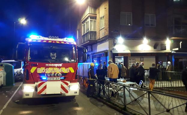 Un camión de bomberos en la puerta del bar Boa.