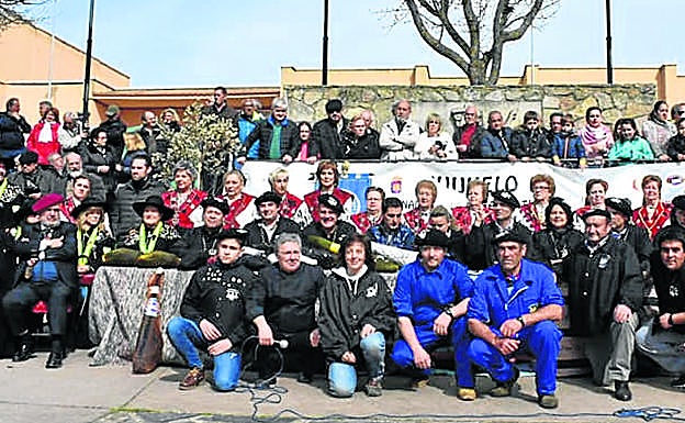 Foto de familia de los matanceros de honor con los participantes en la matanza.