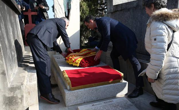 Pedro Sánchez deposita una corona en la tumba de Manuel Azaña.