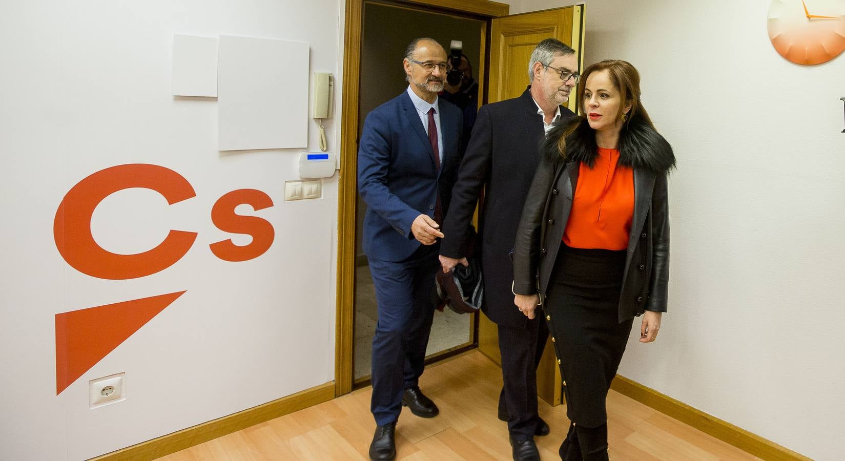 Clemente ha comparecido en la misma sede y sala de prensa donde el diputado por Valladolid, Francisco Igea, anunciaba ayer que le plantará cara en unas primarias que se antojan arduas