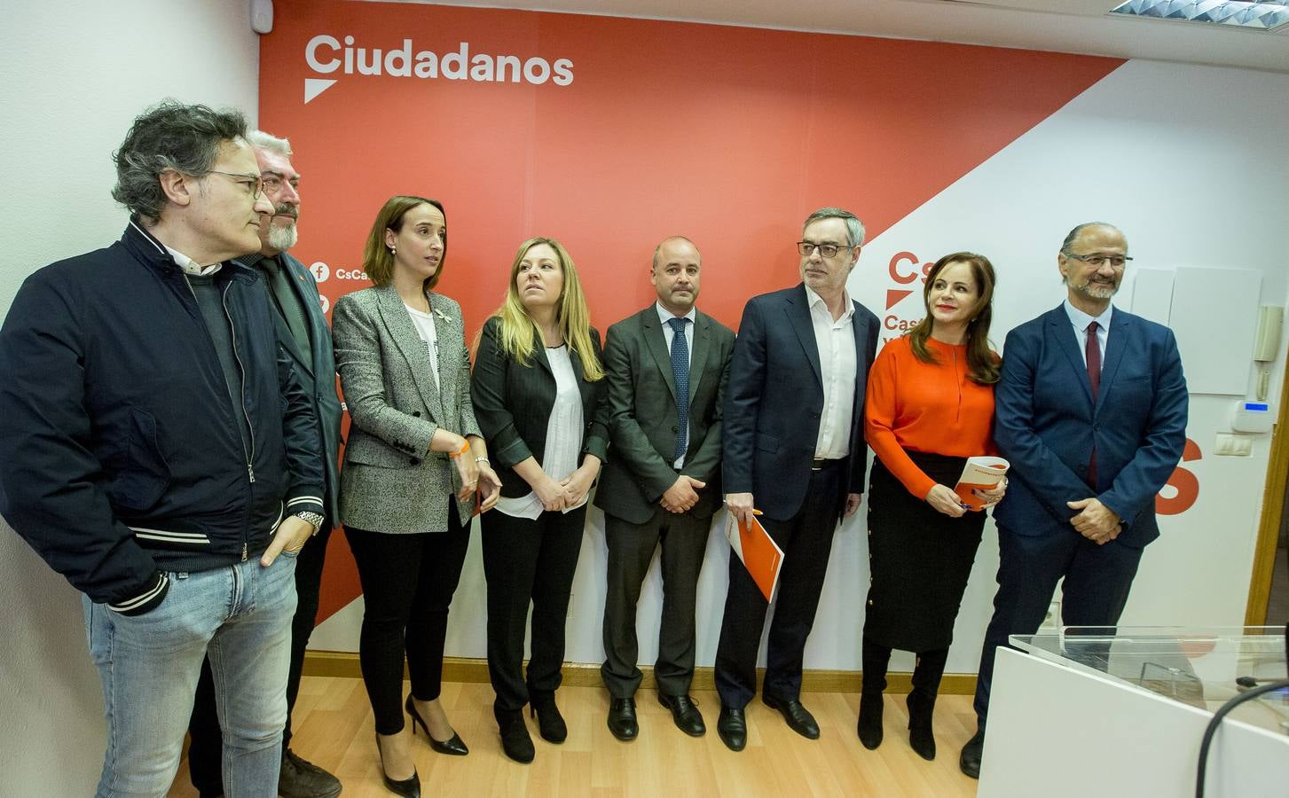 Clemente ha comparecido en la misma sede y sala de prensa donde el diputado por Valladolid, Francisco Igea, anunciaba ayer que le plantará cara en unas primarias que se antojan arduas