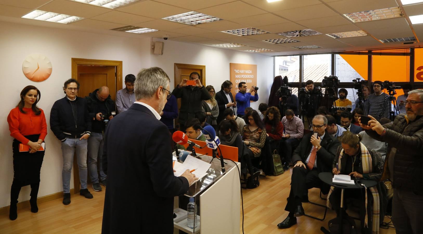 Clemente ha comparecido en la misma sede y sala de prensa donde el diputado por Valladolid, Francisco Igea, anunciaba ayer que le plantará cara en unas primarias que se antojan arduas