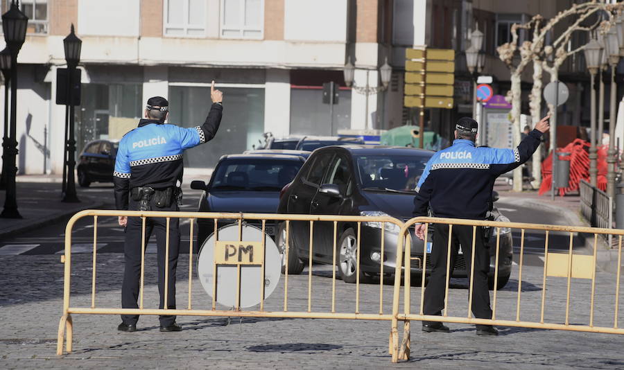 Dos agentes dirigen el tráfico en la plaza de San Pablo (área restringida) hacia la calle Cardenal Torquemada. 