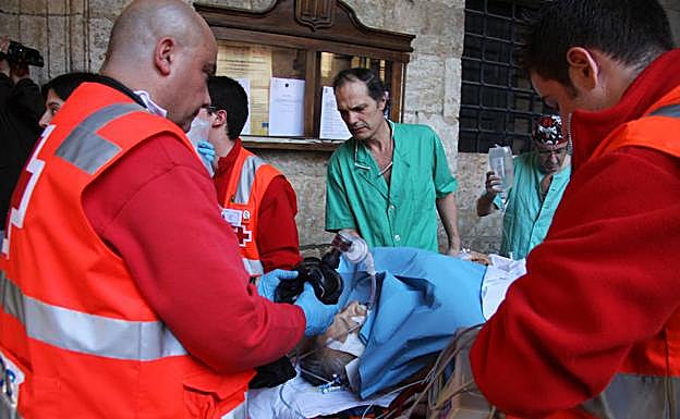 Traslado de un herido en un encierro durante el Carnaval del Toro.