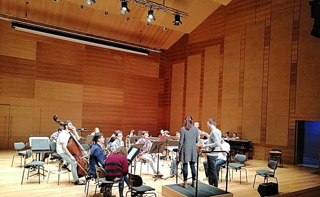 Andrew Gourlay comenta la partitura con Irene Tamayo. 