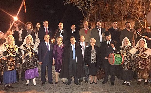 Foto de familia de peñistas, porteros mayores y pregonero antes de dirigirse hacia el teatro.