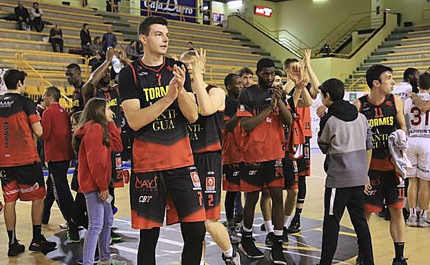 Los jugadores del CBTormes aplauden a su afición.