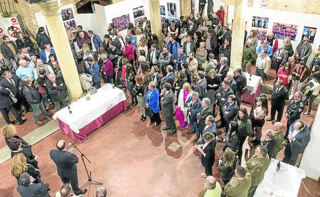 Decenas de personas acudieron a la inauguración de la muestra fotográfica en la Casa de los Picos. 