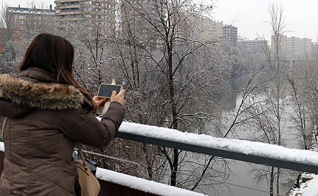 Galería. Una joven fotografía ek Pisuerga el 28 de febrero del pasado año.