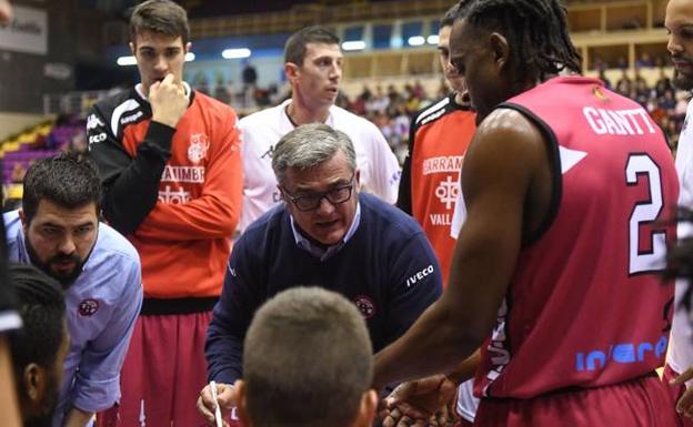 Paco García da instrucciones en un tiempo muerto en el último partido ante el Cáceres.