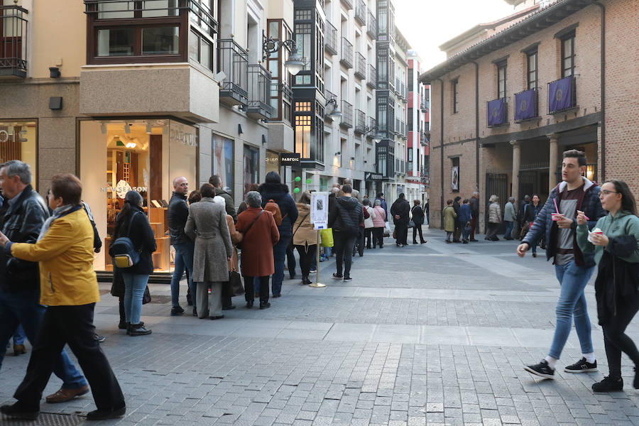 Fotos: Besapié al Nazareno en la Iglesia de Santiago de Valladolid