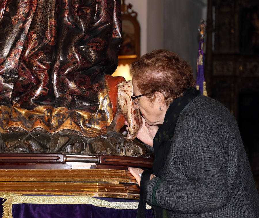 Fotos: Besapié al Nazareno en la Iglesia de Santiago de Valladolid