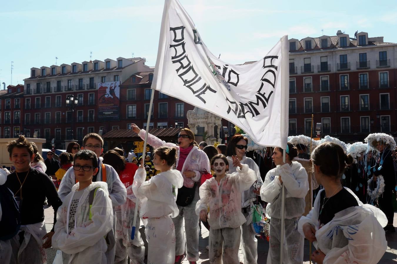 Cerca de quinientos escolares protagonizan un desfile desde la Acera de Recoletos hasta la Plaza Mayor, donde la conciencia ecológica ha servido de guía para la confección de los disfraces