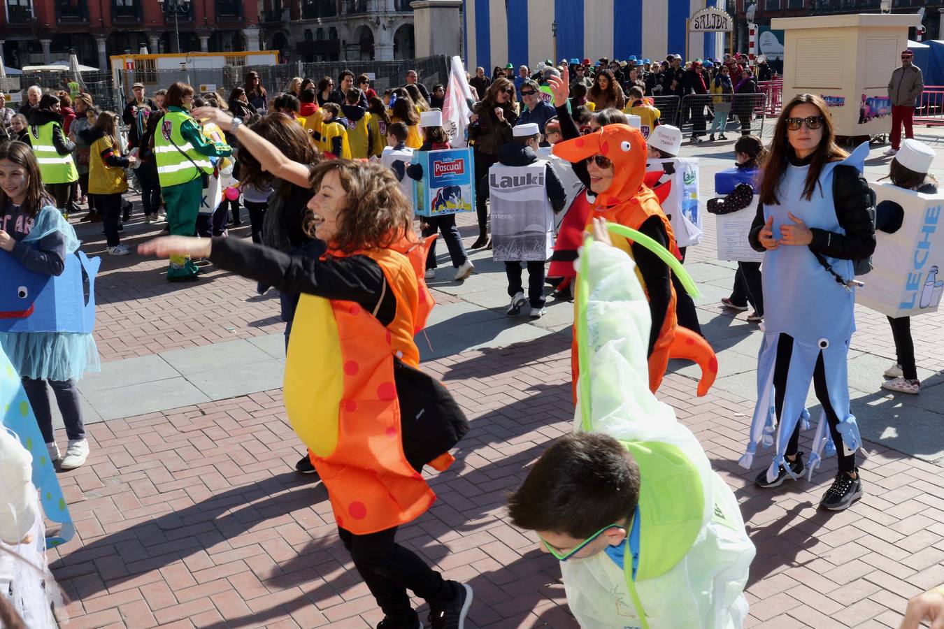 Cerca de quinientos escolares protagonizan un desfile desde la Acera de Recoletos hasta la Plaza Mayor, donde la conciencia ecológica ha servido de guía para la confección de los disfraces