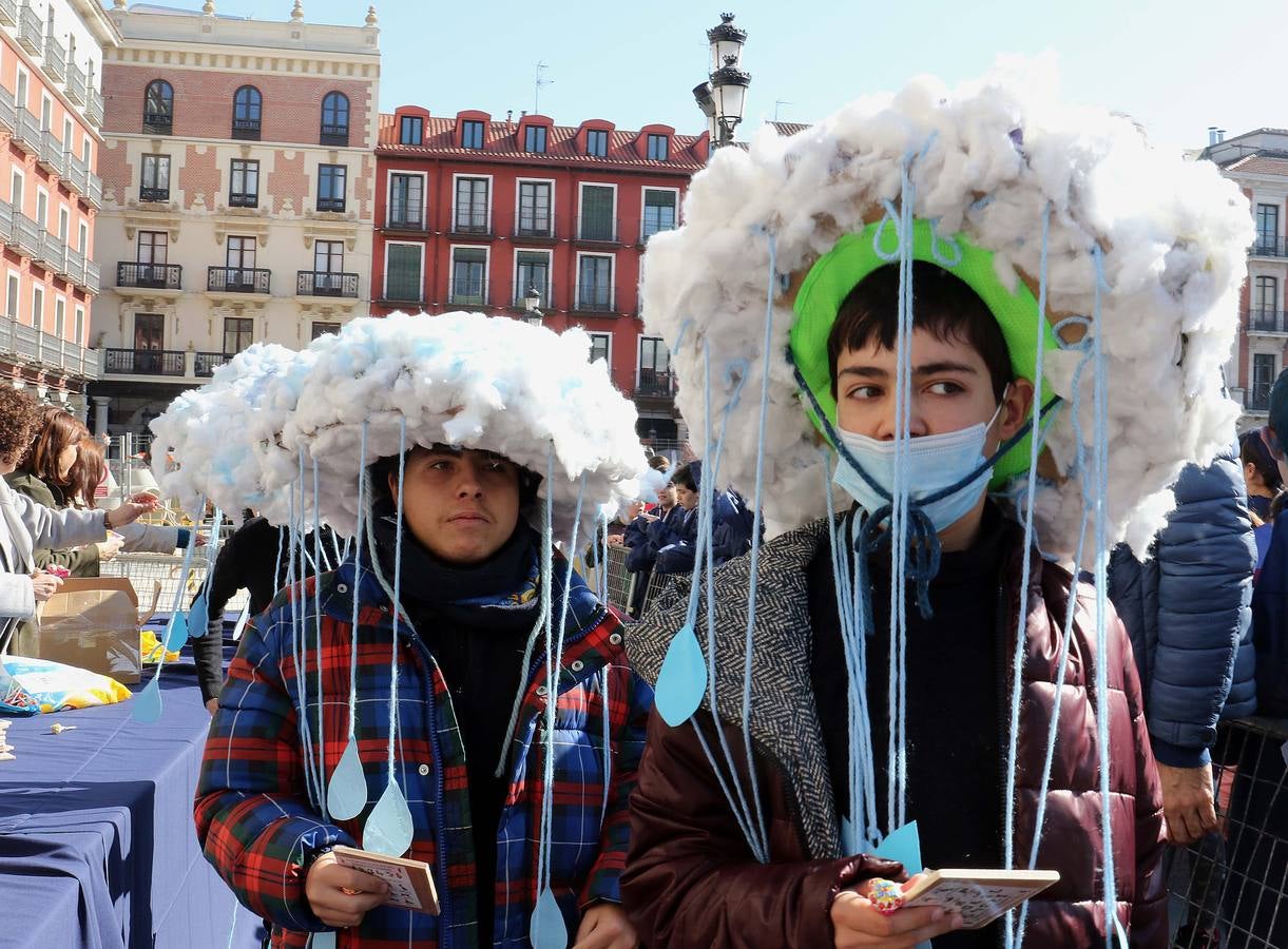 Cerca de quinientos escolares protagonizan un desfile desde la Acera de Recoletos hasta la Plaza Mayor, donde la conciencia ecológica ha servido de guía para la confección de los disfraces