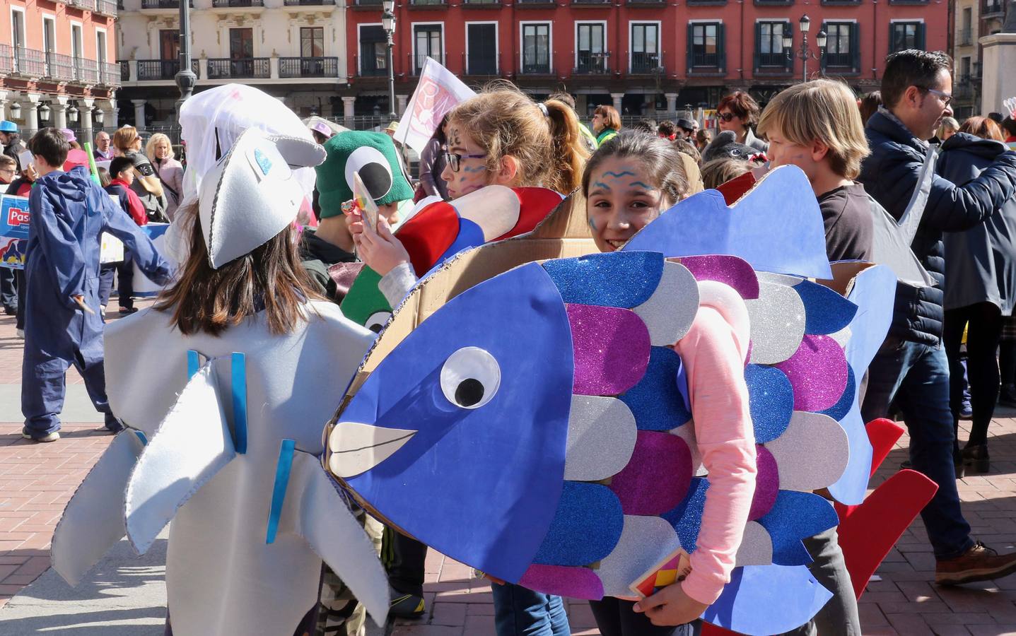 Cerca de quinientos escolares protagonizan un desfile desde la Acera de Recoletos hasta la Plaza Mayor, donde la conciencia ecológica ha servido de guía para la confección de los disfraces