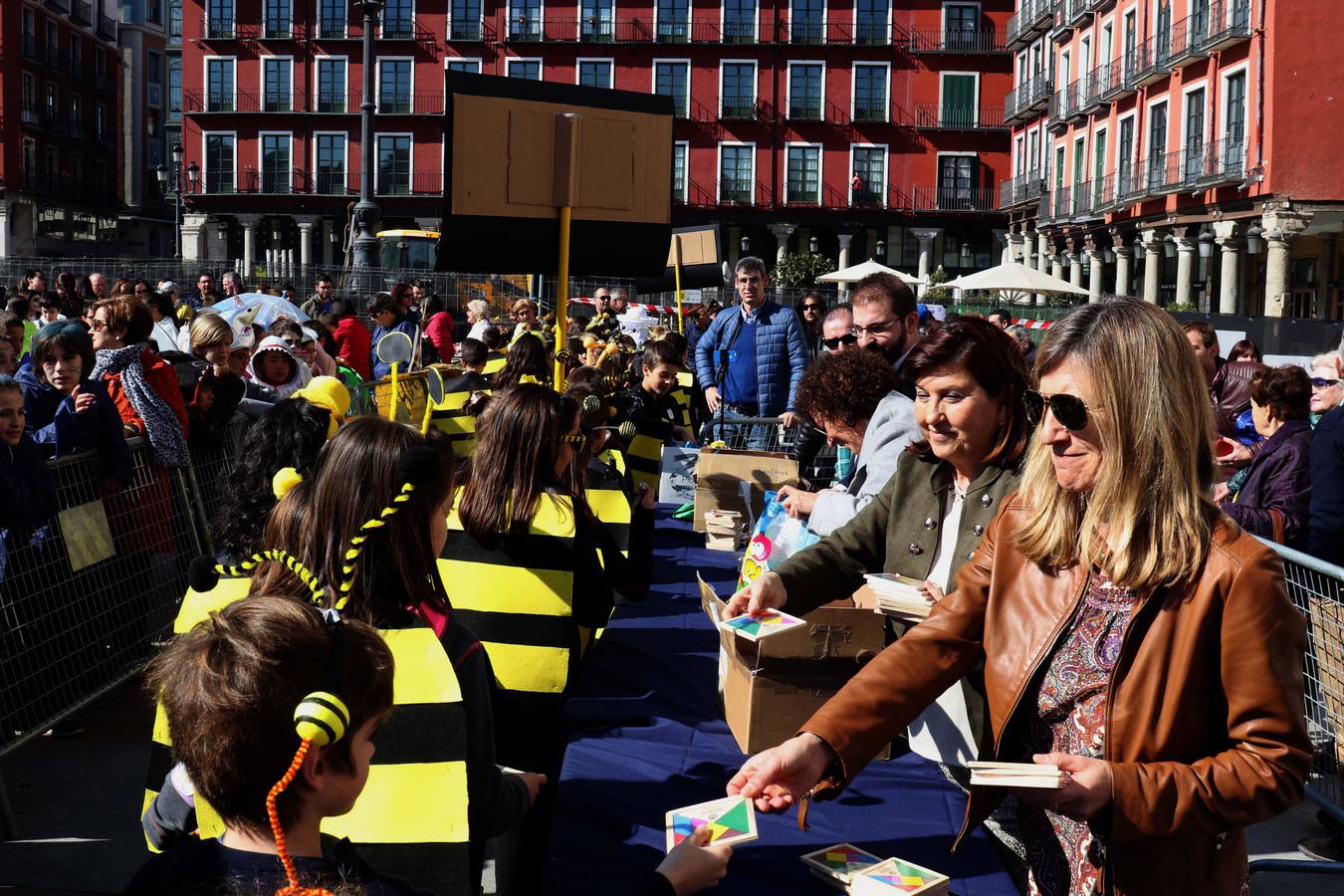 Cerca de quinientos escolares protagonizan un desfile desde la Acera de Recoletos hasta la Plaza Mayor, donde la conciencia ecológica ha servido de guía para la confección de los disfraces