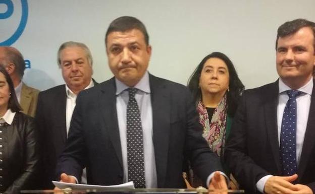 El presidente del PP de Ávila, durante su comparecencia en la sede provincial del partido. 