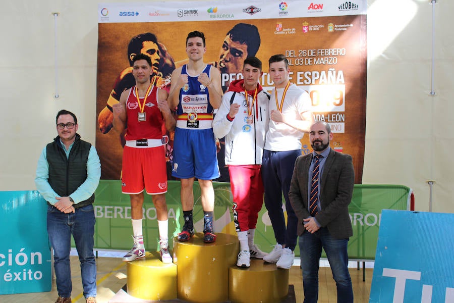 Miguel Cuadrado, en el podio de Ponferrada tras ganar en su categoría. 