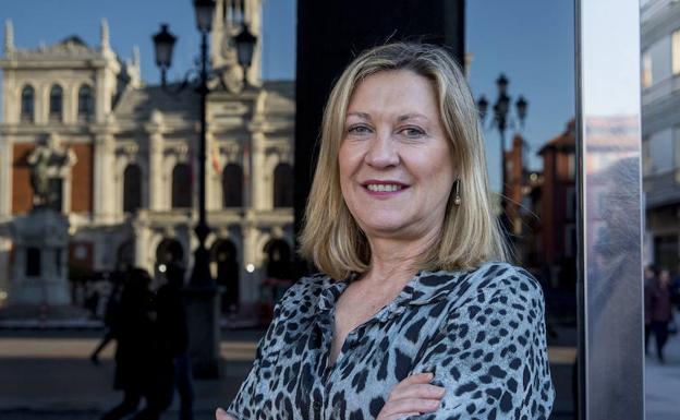 Pilar del Olmo posa en la Plaza Mayor de Valladolid