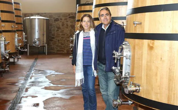 María José Galera y Miguel Ángel Alonso y propietarios de Fuentes del Silencio en la bodega de Herreros de Jamuz. 