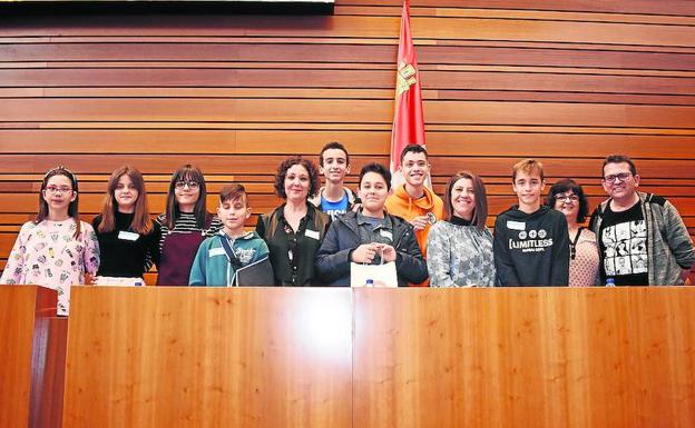 Los niños posan en la sede de las Cortes de Castilla yLeón. 