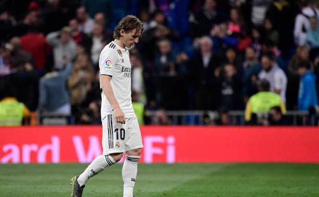 Luka Modric se retira cabizbajo tras el partido con el Barcelona. 
